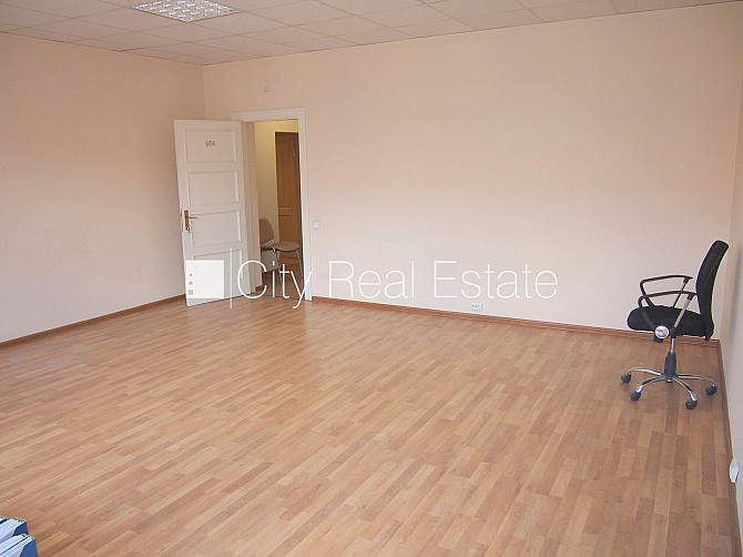 Фасадный дом, реновированный дом, вход с улицы, лестничная клетка после Рига - изображение 3