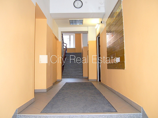 Фасадный дом, реновированный дом, вход с улицы, лестничная клетка после Рига - изображение 7