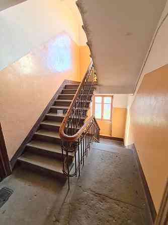 Здание во дворе, закрытый двор, вход с улицы, окна выходят во двор, одна Рига