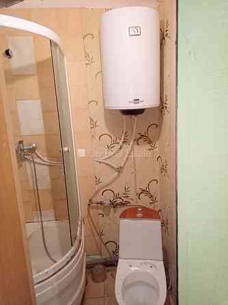 Здание во дворе, закрытый двор, вход с улицы, окна выходят во двор, одна Рига