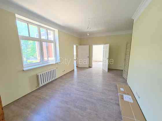 Новостройка, фасадный дом, благоустроенный озеленённый двор, закрытый двор, Рига