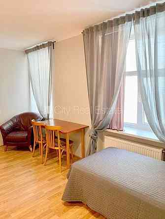 Фасадный дом, реновированный дом, закрытый двор, вход с улицы, лестничная клетка Рига