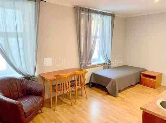 Фасадный дом, реновированный дом, закрытый двор, вход с улицы, лестничная клетка Рига