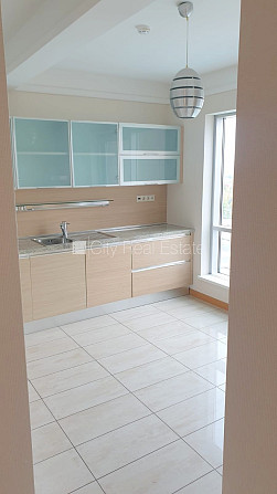 Новостройка, закрытый двор, въездные ворота оснащены автоматической подъёмной Рига - изображение 5