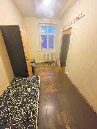 Фасадный дом, вход с улицы, окна выходят на улицу, одна изолированная комната, Рига