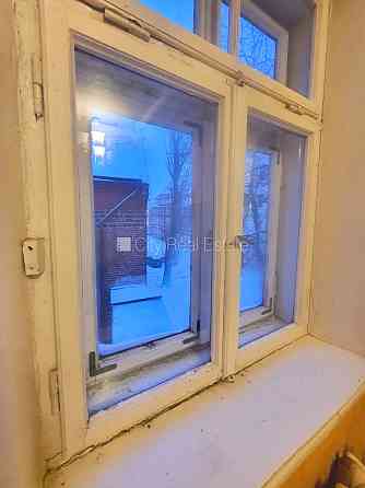 Фасадный дом, вход с улицы, окна выходят на улицу, одна изолированная комната, Рига