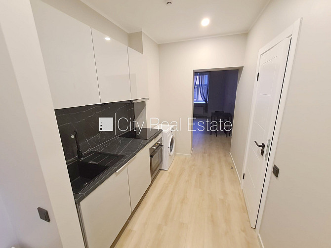 Здание во дворе, реновированный дом, вход с улицы и со двора, лифт, лестничная Рига - изображение 7