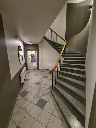 Здание во дворе, реновированный дом, вход с улицы и со двора, лифт, лестничная Рига - изображение 12