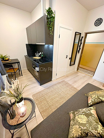 Фасадный дом, реновированный дом, закрытый двор, вход с улицы и со двора, Рига - изображение 1