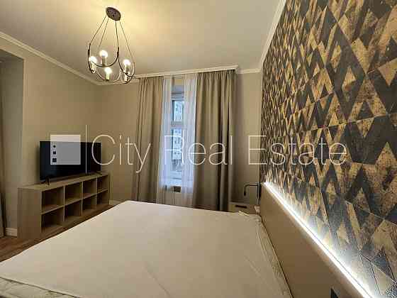 Фасадный дом, реновированный дом, подъездная дорога покрыта брущаткoй, Рига