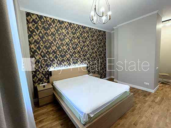 Фасадный дом, реновированный дом, подъездная дорога покрыта брущаткoй, Рига