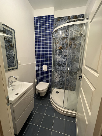 Фасадный дом, реновированный дом, подъездная дорога покрыта брущаткoй, Рига - изображение 8