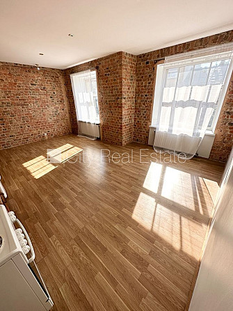 Фасадный дом, реновированный дом, закрытый двор, вход с улицы и со двора, Рига - изображение 2