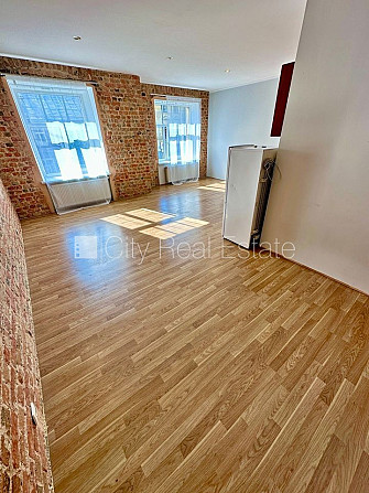 Фасадный дом, реновированный дом, закрытый двор, вход с улицы и со двора, Рига - изображение 1