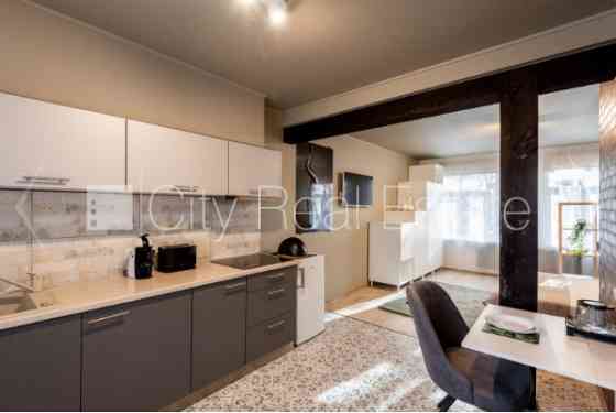 Фасадный дом, реновированный дом, благоустроенная озеленённая территория, место Рига