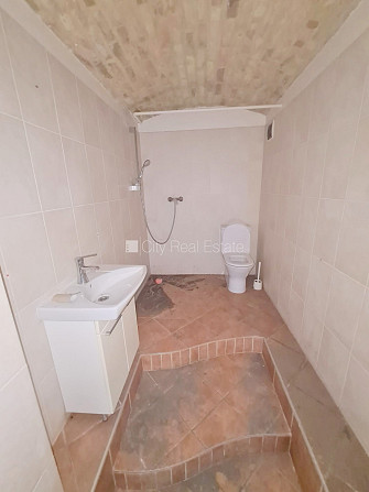 Фасадный дом, на подвальном этаже доступно кладовое помещение, место для машины, Рига - изображение 13