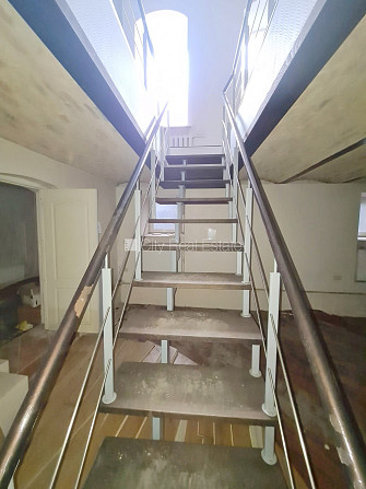 Фасадный дом, на подвальном этаже доступно кладовое помещение, место для машины, Рига - изображение 16