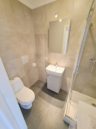 Fasādes māja, renovēta māja, ieeja no ielas, kāpņu telpa pēc kapitālā remonta, logi Rīga - foto 9