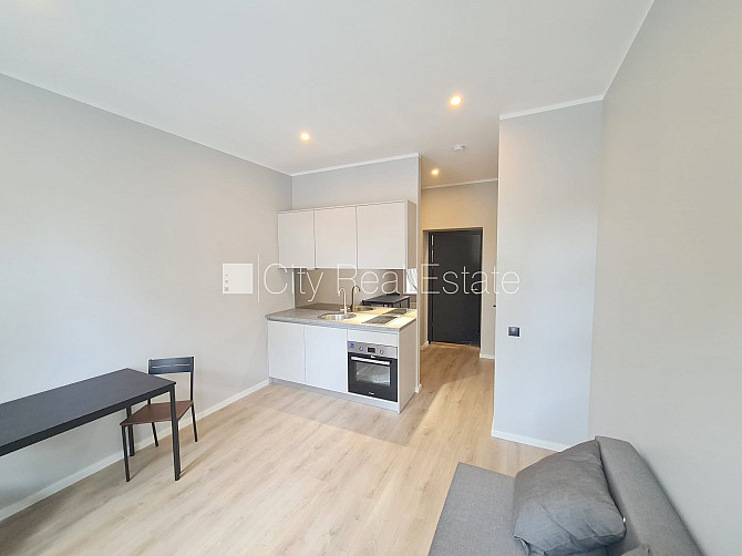 Fasādes māja, renovēta māja, ieeja no ielas, kāpņu telpa pēc kapitālā remonta, logi Rīga - foto 4