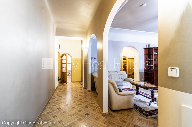 Дом во дворе, реновированный дом, закрытый двор, вход со двора, лестничная клетка Рига - изображение 13