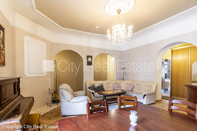 Дом во дворе, реновированный дом, закрытый двор, вход со двора, лестничная клетка Рига - изображение 3