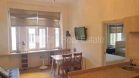 Фасадный дом, реновированный дом, вход с улицы, лифт, лестничная клетка после Рига