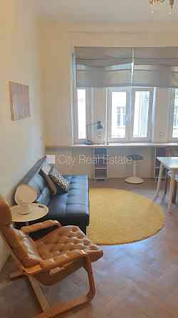 Фасадный дом, реновированный дом, вход с улицы, лифт, лестничная клетка после Рига