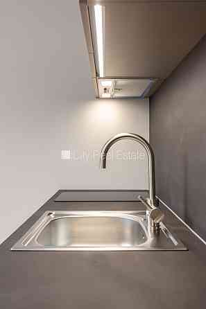 Здание во дворе, реновированный дом, закрытый двор, вход с улицы и со двора, лифт, Рига