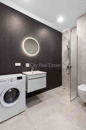 Здание во дворе, реновированный дом, закрытый двор, вход с улицы и со двора, лифт, Рига