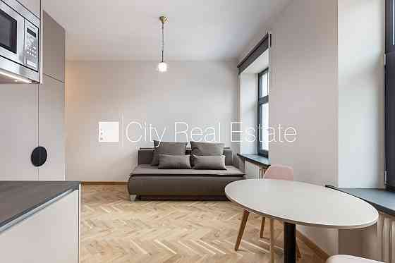 Здание во дворе, реновированный дом, закрытый двор, вход с улицы и со двора, лифт, Рига