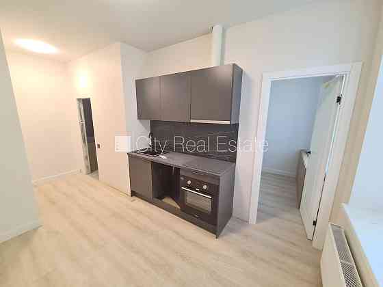 Здание во дворе, реновированный дом, закрытая территория, вход с улицы и со двора, Рига