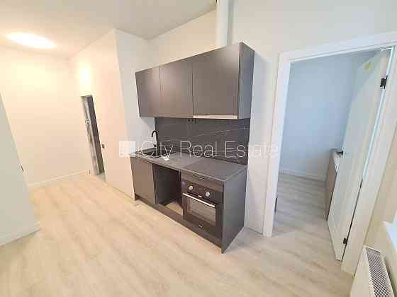 Здание во дворе, реновированный дом, закрытая территория, вход с улицы и со двора, Рига