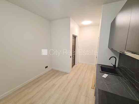 Здание во дворе, реновированный дом, закрытая территория, вход с улицы и со двора, Рига