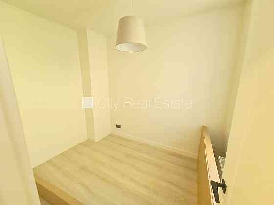 Здание во дворе, реновированный дом, закрытая территория, вход с улицы и со двора, Рига