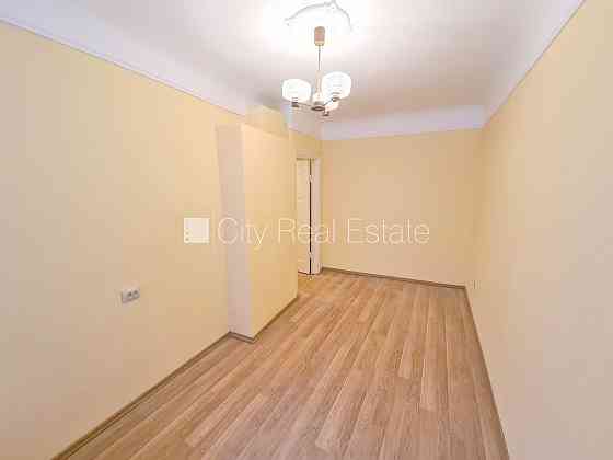 Дом во дворе, закрытый двор, вход с улицы, лестничная клетка после косметического Рига