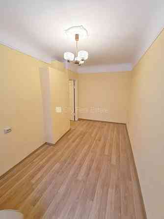 Дом во дворе, закрытый двор, вход с улицы, лестничная клетка после косметического Рига