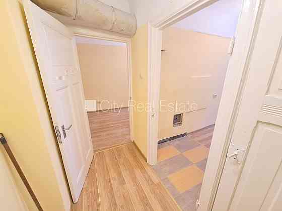 Дом во дворе, закрытый двор, вход с улицы, лестничная клетка после косметического Рига