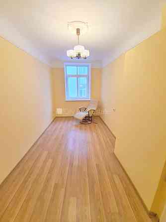 Дом во дворе, закрытый двор, вход с улицы, лестничная клетка после косметического Рига