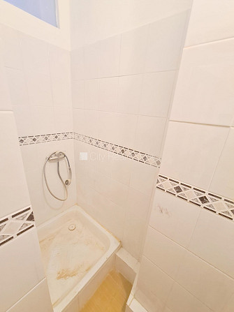 Pagalma māja, slēgts pagalms, ieeja no ielas, kāpņu telpa pēc kosmētiskā remonta, logi Rīga - foto 17