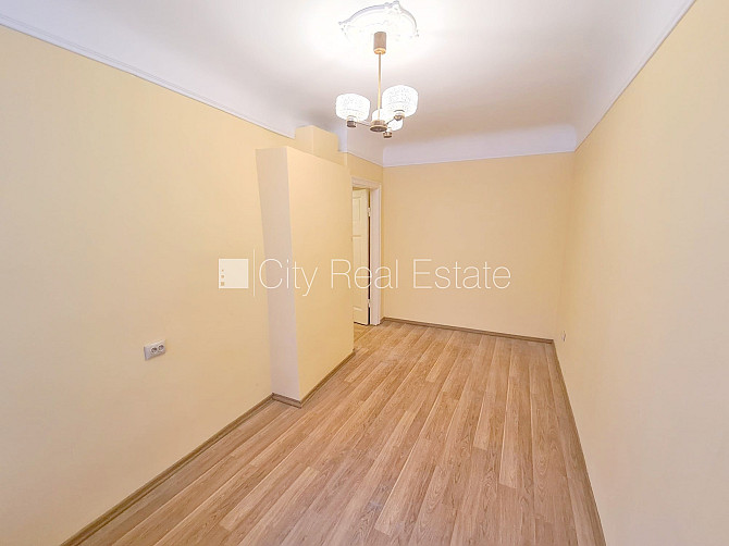 Pagalma māja, slēgts pagalms, ieeja no ielas, kāpņu telpa pēc kosmētiskā remonta, logi Rīga - foto 5