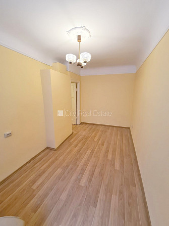 Pagalma māja, slēgts pagalms, ieeja no ielas, kāpņu telpa pēc kosmētiskā remonta, logi Rīga - foto 4