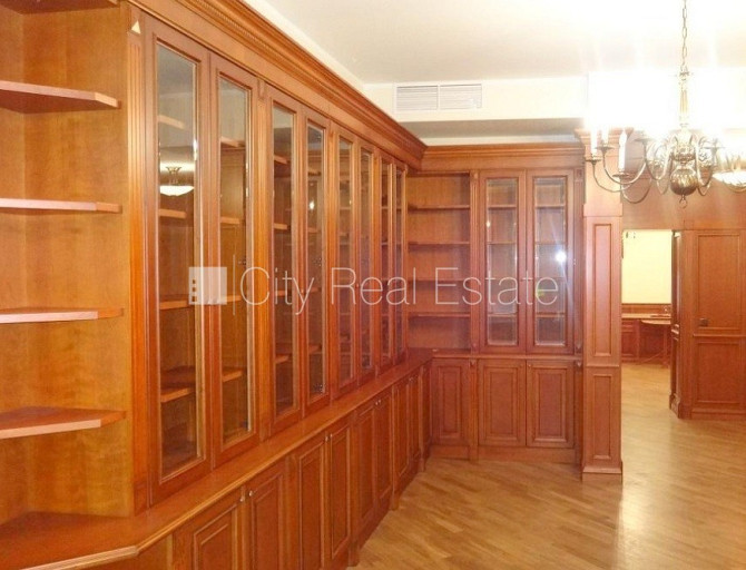 Fasādes māja, ieeja no ielas, kāpņu telpa pēc kosmētiskā remonta, logi vērsti mājas abās Rīga - foto 10