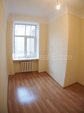 Фасадный дом, вход с улицы, лифт, лестничная клетка после косметического ремонта, Рига - изображение 7