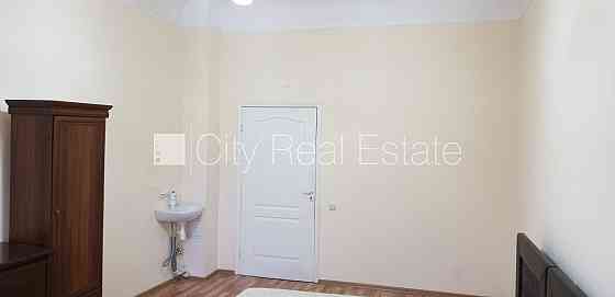 Фасадный дом, реновированный дом, вход с улицы, лифт, лестничная клетка после Рига