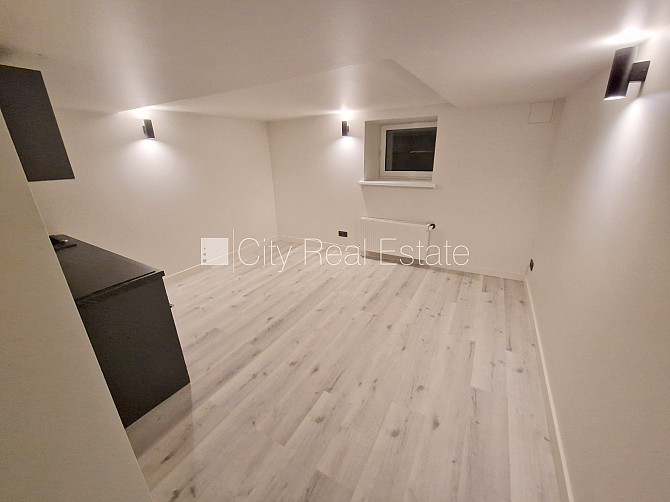 Фасадный дом, реновированный дом, закрытый двор, вход с улицы, полуподвал, Рига - изображение 3