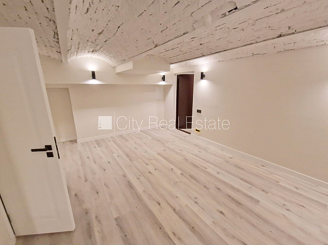 Фасадный дом, реновированный дом, закрытый двор, вход с улицы, полуподвал, Рига - изображение 7