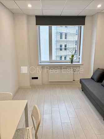 Фасадный дом, реновированный дом, вход с улицы, лифт, лестничная клетка после Рига