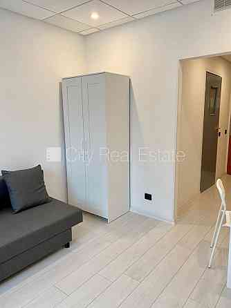 Фасадный дом, реновированный дом, вход с улицы, лифт, лестничная клетка после Рига