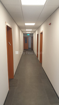 Фасадный дом, реновированный дом, вход с улицы, лифт, лестничная клетка после Рига - изображение 10