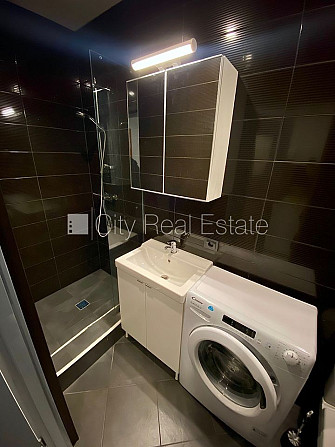 Фасадный дом, реновированный дом, вход с улицы, лифт, лестничная клетка после Рига - изображение 8